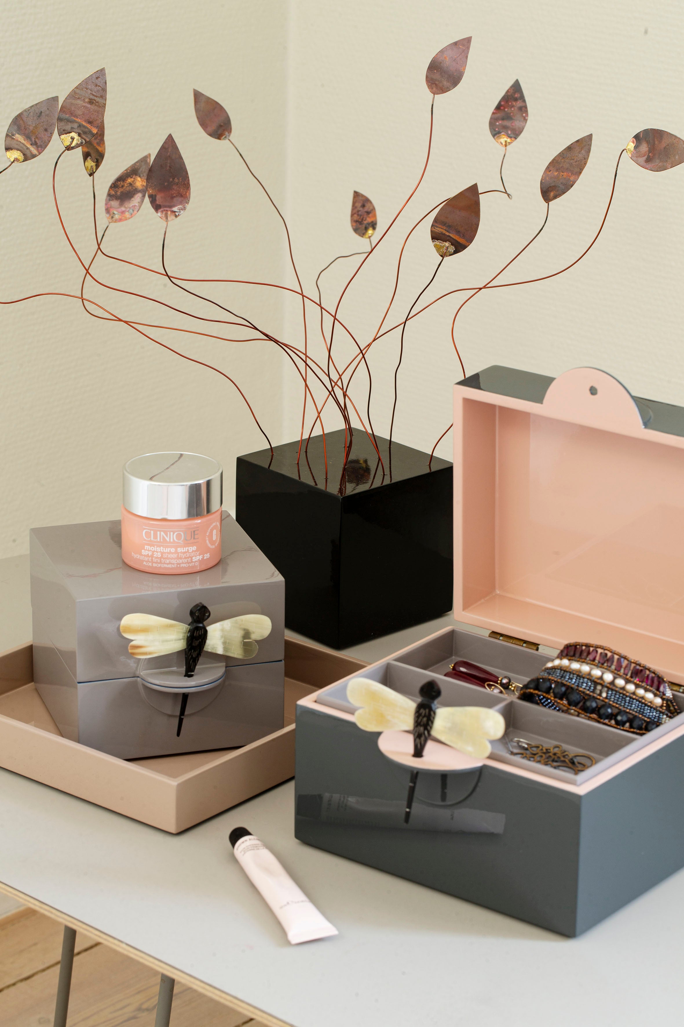 Square block w metal leaves, black